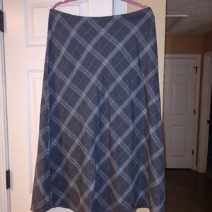 Croft and barrow dark grey and plaid skirt